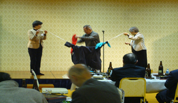 会員によるマジックショー 中村副理事長(右)と嶽岡支部長(左)もお手伝い