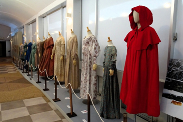 ⑪愛用していたコート（手前）とアンティークドレスのコレクション