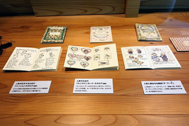 ⑥人形遊びのための雑誌やカタログ（人形サイズ）