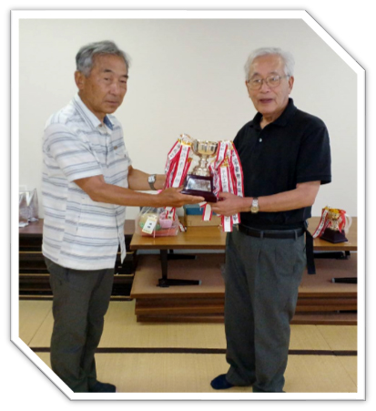 プレゼンター　梅田さん　　優勝　知事杯　手塚さん