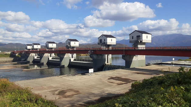 加治川第1頭首工の全景(右岸側下流から上流を望む)