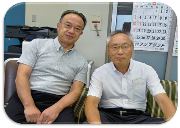 会員の宮里 圭一さん（右）来訪