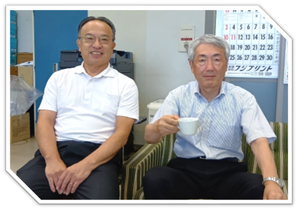 会員の庭野 芳樹さん（右）来訪