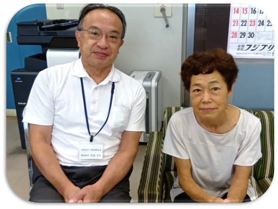 会員の早川　ひろみさん（右）来訪