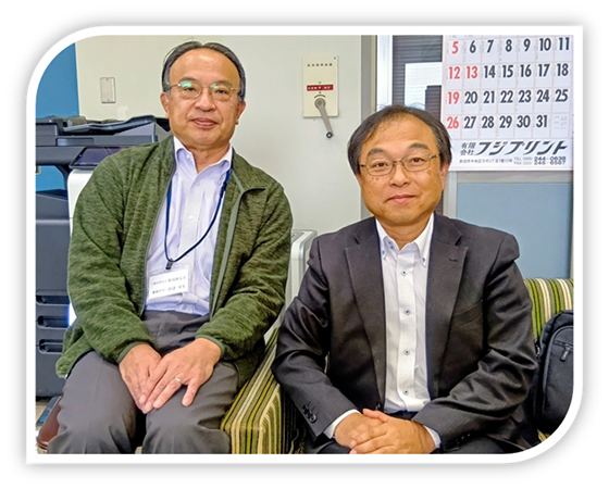 会員の早津　智之さん（左）来訪