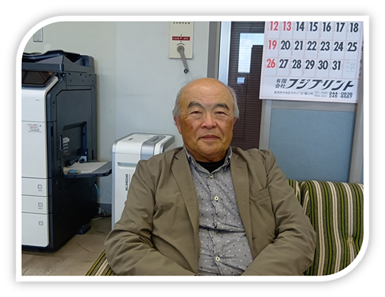 会員の石上　和男さん（右）来訪