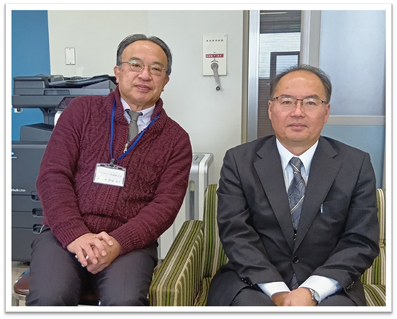 会員の伊野　智彦さん（右）来訪